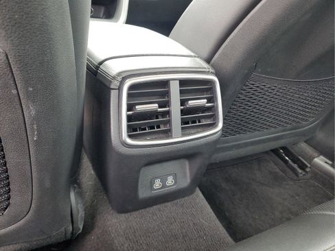 Used 2025 Genesis G70 2.5T image 12