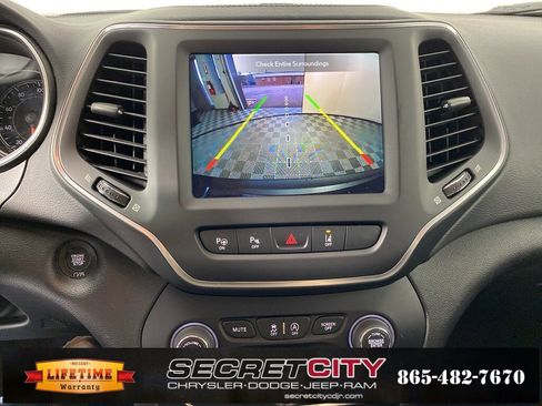 Used 2023 Jeep Cherokee Altitude Lux image 22