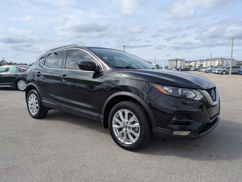Used 2021 Nissan Rogue Sport SV image 2