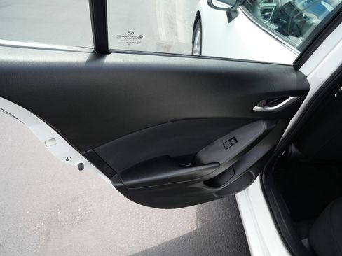 Used 2016 MAZDA MAZDA3 i Touring FWD image 16