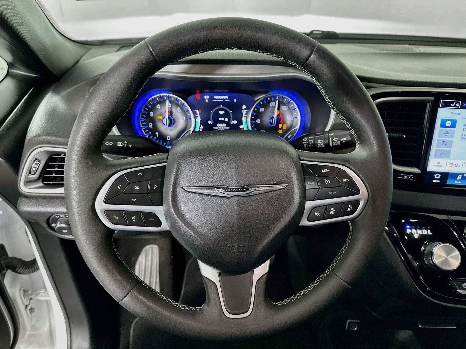 Used 2025 Chrysler Pacifica Select FWD image 18