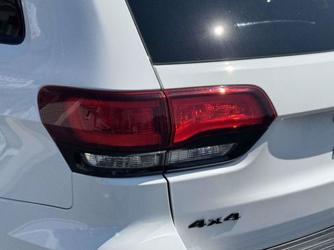 Used 2019 Jeep Grand Cherokee Altitude AWD/4WD image 8
