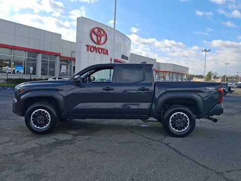 Used 2024 Toyota Tacoma TRD Off-Road image 4