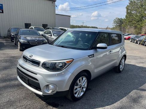 Used 2018 Kia Soul + image 3