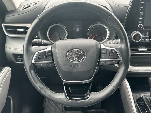 Used 2021 Toyota Highlander LE AWD/4WD image 19