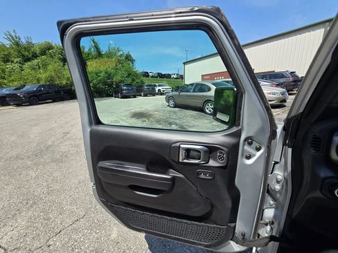 Used 2023 Jeep Gladiator Sport AWD/4WD image 18