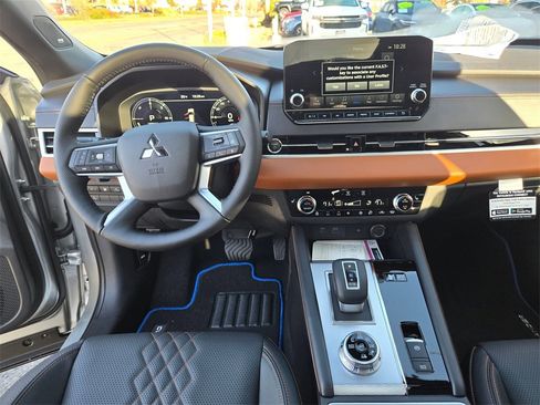 New 2025 Mitsubishi Outlander SEL image 8