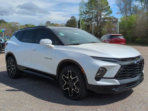 Used 2023 Chevrolet Blazer RS w/ Driver Confidence II Package image 3