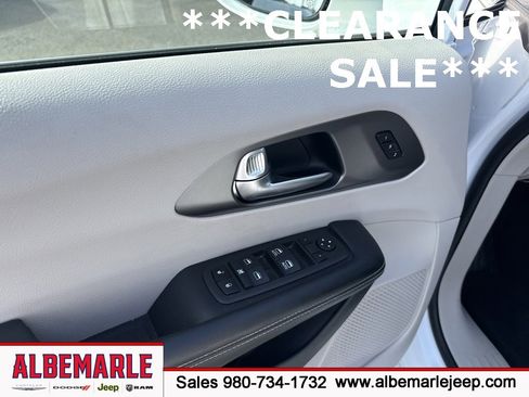 Used 2022 Chrysler Pacifica Touring-L image 14