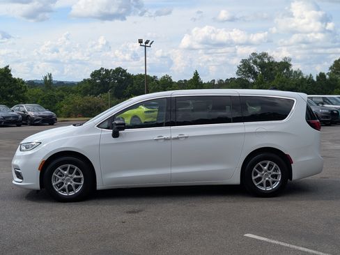 Used 2025 Chrysler Pacifica Select FWD image 6