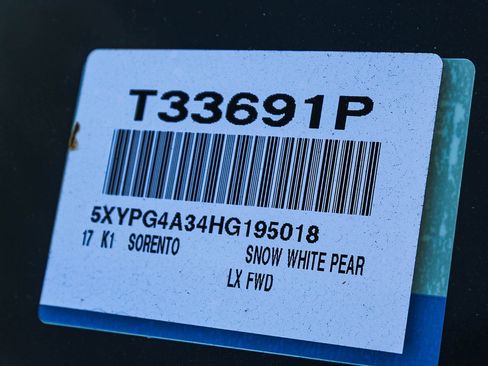 Used 2017 Kia Sorento LX image 28