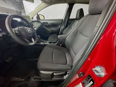 Certified 2023 Toyota Corolla Cross LE w/ Moonroof Package image 17