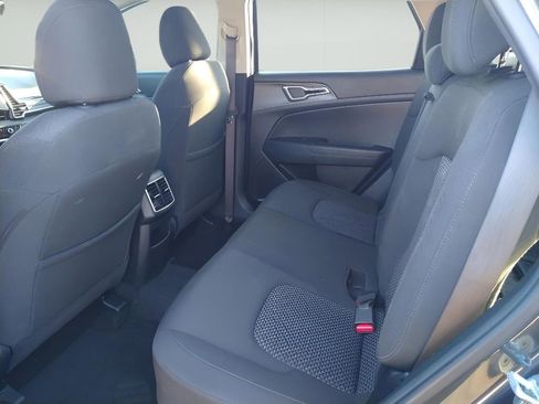 Used 2023 Kia Sportage LX image 4