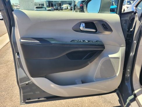Used 2022 Chrysler Pacifica Touring-L FWD image 18
