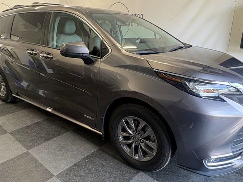 Used 2021 Toyota Sienna XLE FWD image 1
