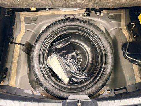 Used 2013 Toyota Yaris LE image 19