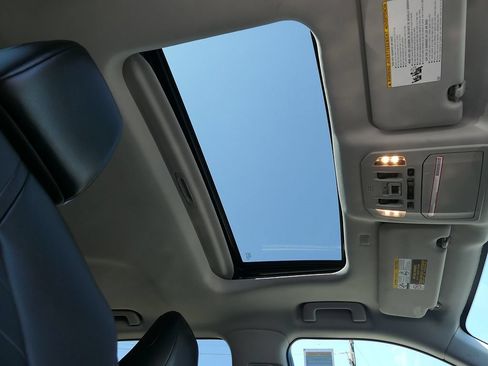Used 2021 Toyota Highlander XLE FWD image 31