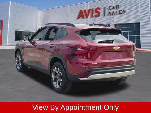 Used 2025 Chevrolet Trax LT w/ LT Convenience Package FWD image 9