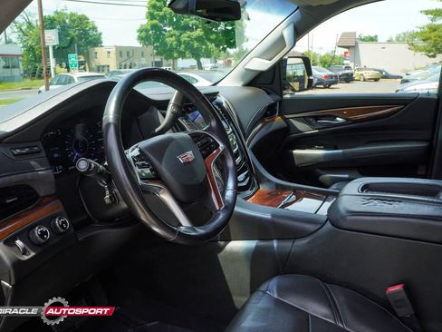 Used 2018 Cadillac Escalade Luxury AWD/4WD image 21