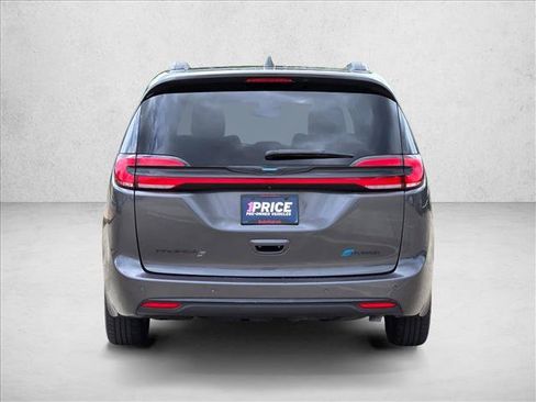Used 2021 Chrysler Pacifica Limited w/ Uconnect Theater Family Group FWD image 6