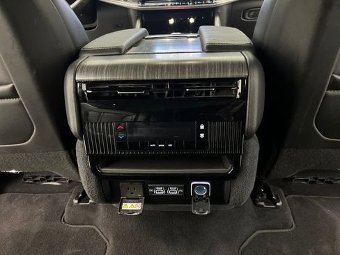 Used 2024 Jeep Wagoneer L Series II image 24