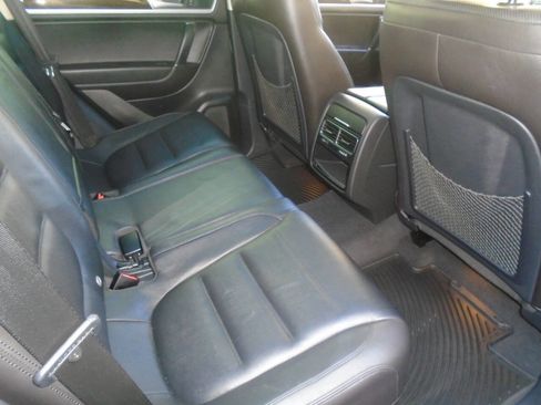 Used 2016 Volkswagen Touareg TDI image 32