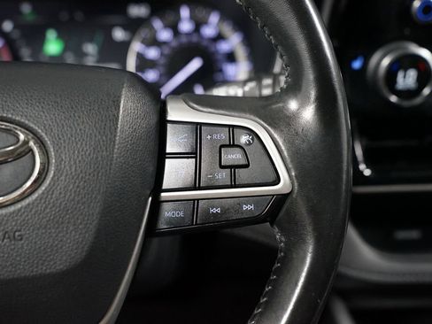 Used 2022 Toyota Highlander XLE FWD image 13