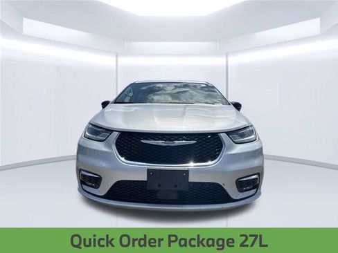 Used 2024 Chrysler Pacifica Touring-L FWD image 2