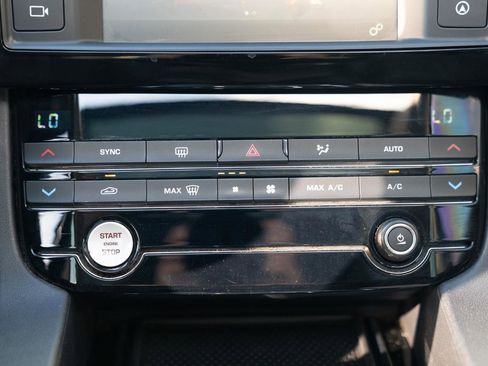 Used 2017 Jaguar F-PACE Premium image 34