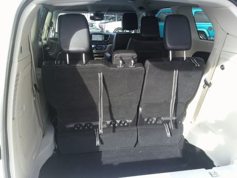 Used 2024 Chrysler Pacifica Select image 22