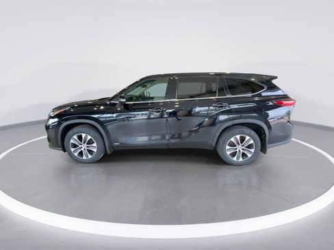 Used 2022 Toyota Highlander XLE AWD/4WD image 5