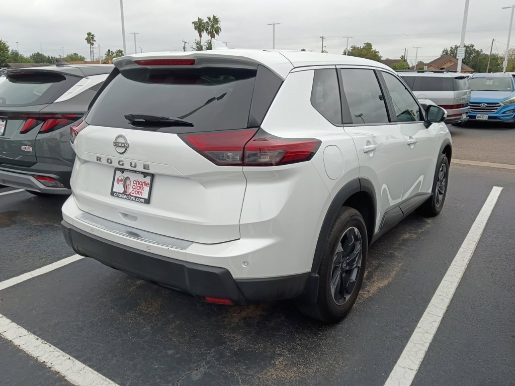 Used 2026 Nissan Rogue SV FWD image 4