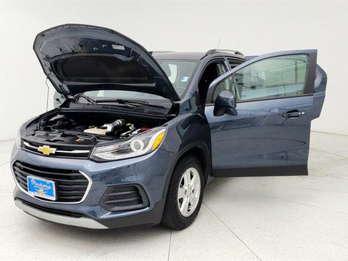 Used 2022 Chevrolet Trax LT w/ LT Convenience Package image 10