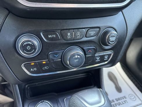 Used 2019 Jeep Cherokee Latitude w/ Cold Weather Group AWD/4WD image 21