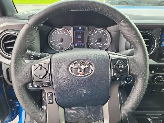 Used 2017 Toyota Tacoma TRD Off-Road w/ Premium & Technology Package AWD/4WD image 21