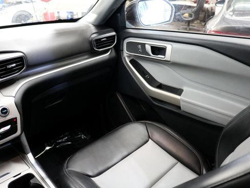 Used 2022 Ford Explorer XLT w/ Equipment Group 202A image 38