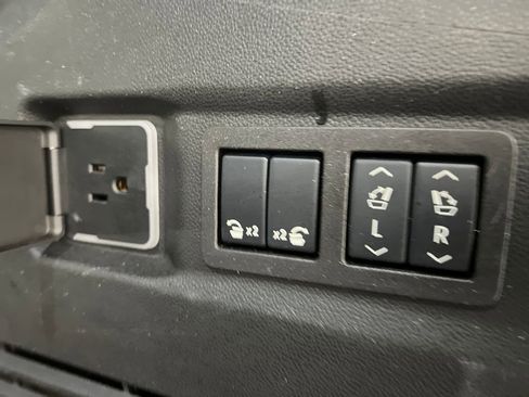 Used 2025 GMC Yukon Denali image 40