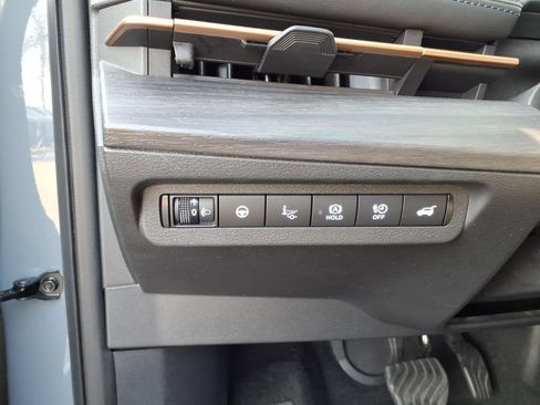 Used 2024 Nissan Ariya FWD image 25