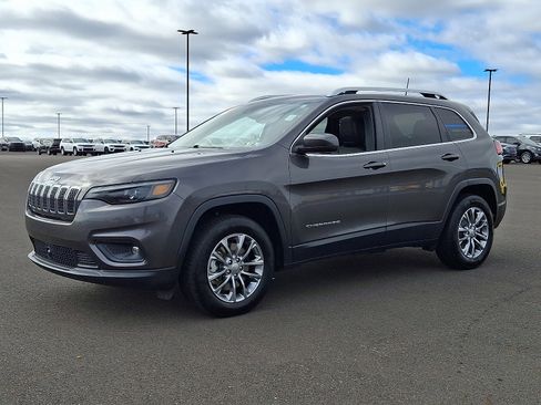 Certified 2021 Jeep Cherokee Latitude Plus w/ Sun & Sound Group image 3