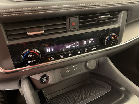 Used 2024 Nissan Rogue SV image 30