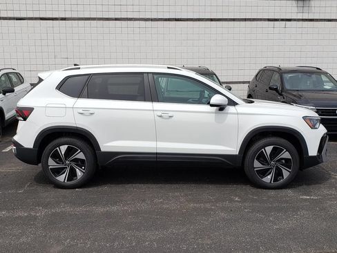 New 2026 Volkswagen Taos SE AWD/4WD image 2