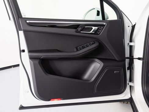 Certified 2025 Porsche Macan image 19