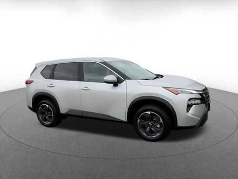 Used 2025 Nissan Rogue SV FWD image 2