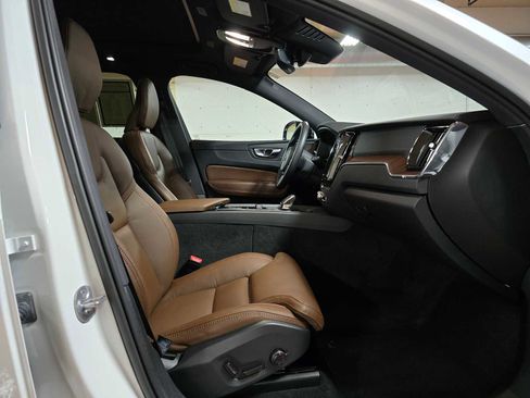 Used 2023 Volvo XC60 B5 Ultimate w/ Climate Package image 10