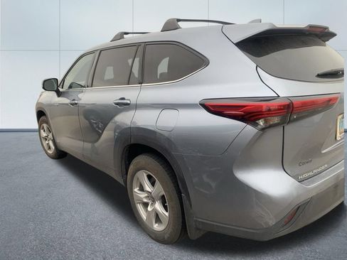 Used 2021 Toyota Highlander LE AWD/4WD image 6