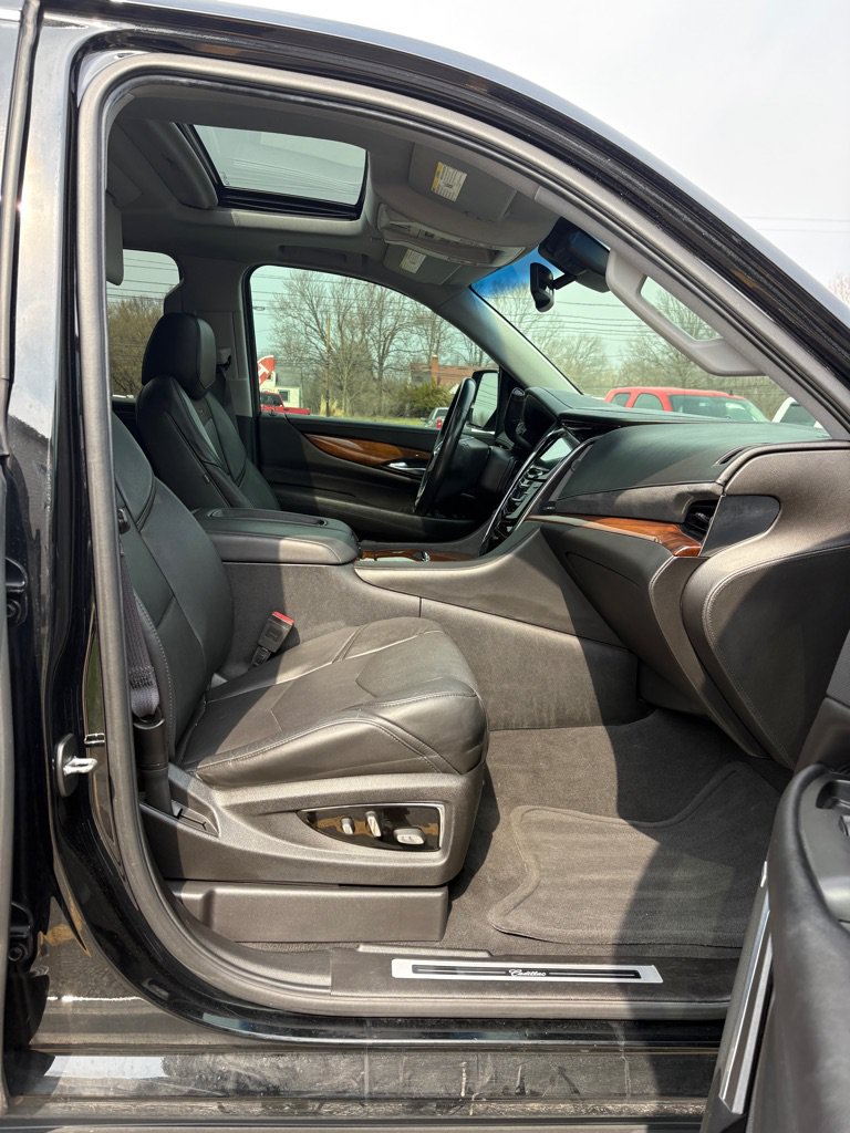 Used 2016 Cadillac Escalade Luxury AWD/4WD image 11