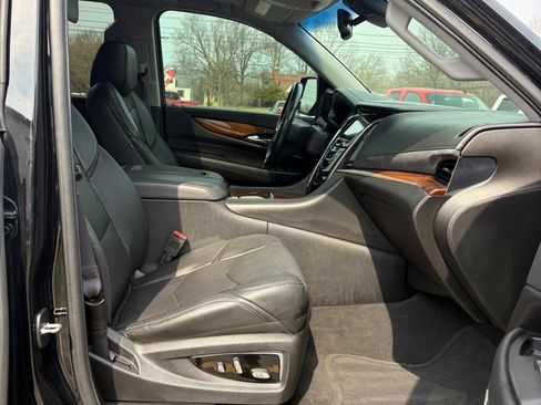 Used 2016 Cadillac Escalade Luxury image 11