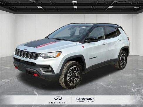 Used 2025 Jeep Compass Trailhawk image 4