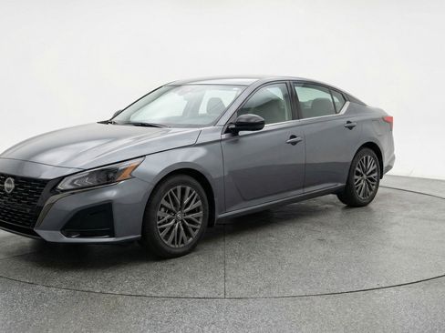 Used 2025 Nissan Altima 2.5 SV FWD image 3