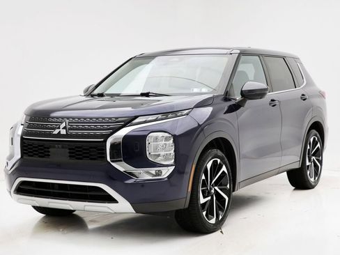 Used 2022 Mitsubishi Outlander SE image 2